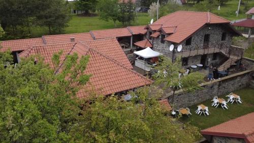 an aerial view of a house with animals walking in front of it at Kompleks Gurman in Pʼklište