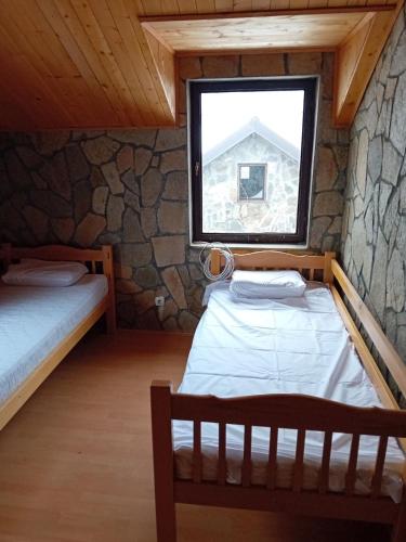 a room with two beds and a window at Kompleks Gurman in Pʼklište