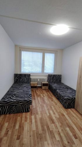 a room with two beds in a room at Apartmán pro 6 osob, Most M2 in Most