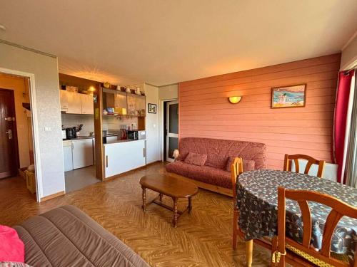 a living room with a couch and a table at SPACIEUX STUDIO 3 étoiles SUR BOLQUERE PYRENEES 2000 in Font-Romeu
