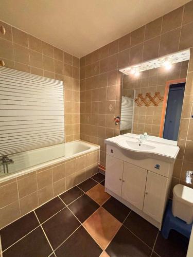 a bathroom with a sink and a bath tub at SPACIEUX STUDIO 3 étoiles SUR BOLQUERE PYRENEES 2000 in Font-Romeu