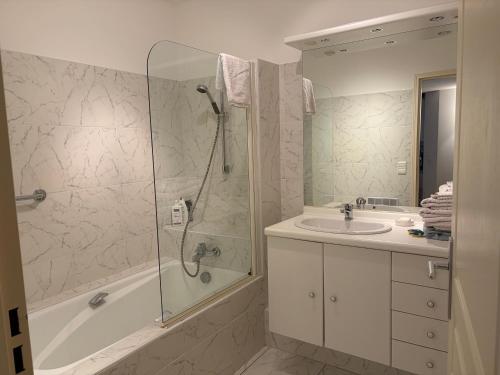 Appartement T2 dans luxueuse villa St Raphael proche des Golfs