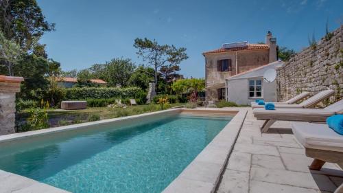 Villa Palazzo Limone with pool by Villas Guide