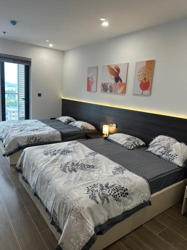 two beds in a room with two bedsskirts at Khách sạn LAzur Cửa Lò- Nghệ An in Giáp Vinh Yên