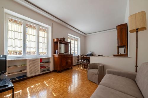 GuestHost - Bright Balcony Apartment Appiano