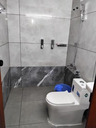 a small bathroom with a toilet and a shower at Mitra retreats in Mānantoddy