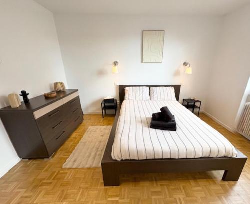a bedroom with a bed and a dresser in it at The Dutt's cocoon spacious and charming T3 in Duttlenheim