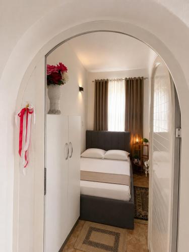 a small bedroom with a bed and an archway at Eagle Park&Camping in Bajkaj