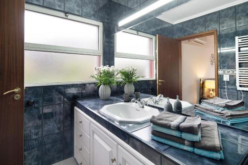 a bathroom with a sink and a mirror at Casa Carmen in Cabouco