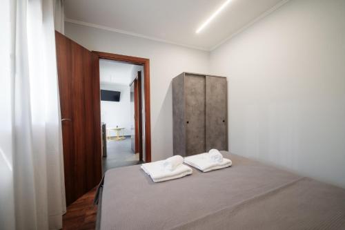 a bedroom with a bed with two towels on it at Meraki luxury bungalows in Rakhónion
