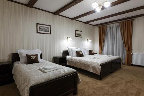 Tempat tidur dalam kamar di GasthauS & SPA