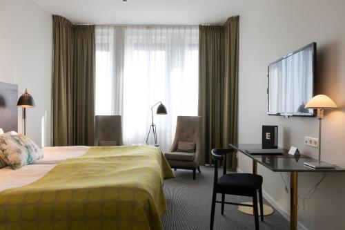a hotel room with a bed and a desk at Elite Hotel Ideon, Lund in Lund