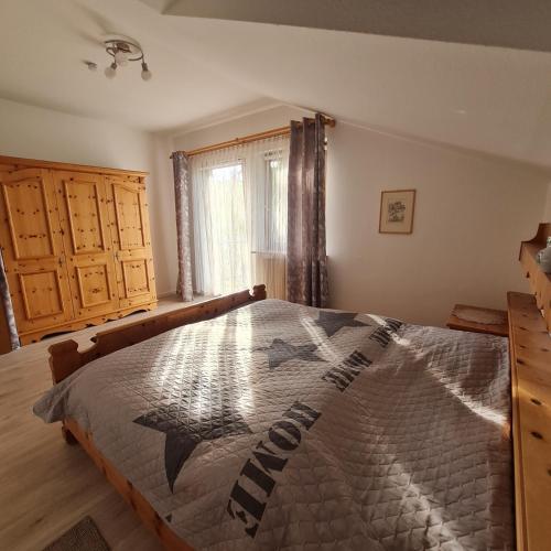 a bedroom with a large bed in a room at Grüntenausblick Erholung zwischen Alpenpanorama Seen und Wanderwegen in Rettenberg