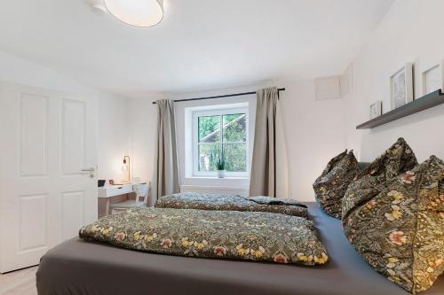 a bedroom with two beds and a window at Ferienwohnung Tromei-Hof in Oberderdingen
