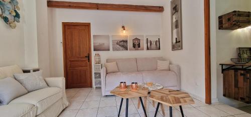 a living room with a couch and a table at Casetta in Ortiporio