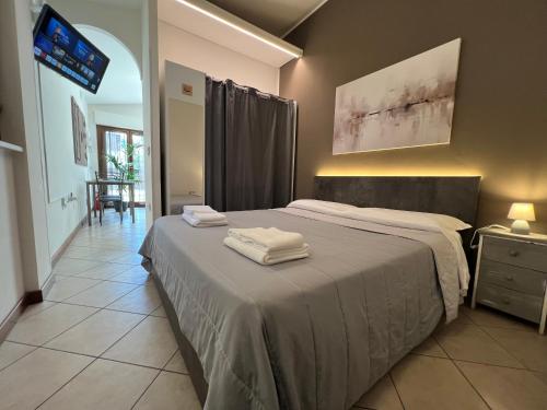 a bedroom with a bed with two towels on it at La Casetta con giardino privato vicino Cascata delle Marmore in Terni