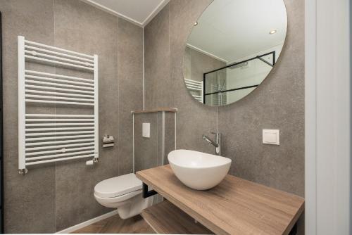 a bathroom with a sink and a mirror at Vakantiepark Buitenplaats Holten in Rijssen