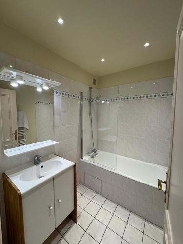 70 sqm apartment in 75008 Paris