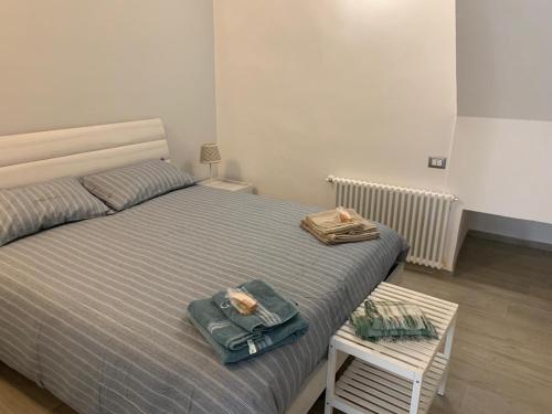 a bedroom with a bed with two towels on it at Casa Paola in Spello