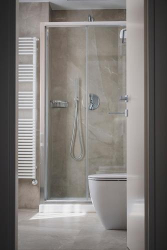 a bathroom with a glass shower with a toilet at CuorNice - LG Estate in Ripe San Ginesio