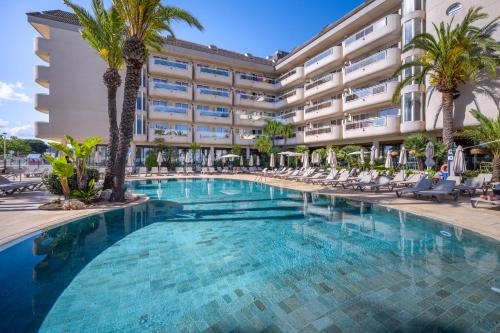 Piscina a Caprici Beach Hotel & Spa o a prop