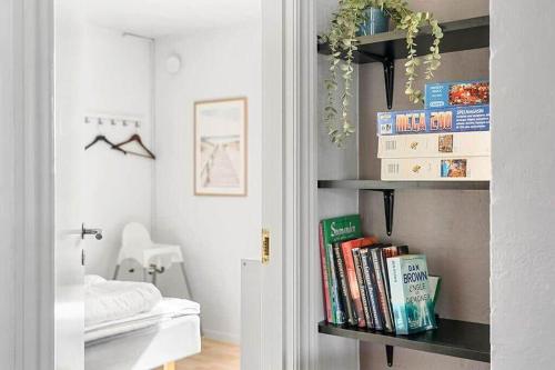 a room with a book shelf filled with books at bl1192-Blokhus-Holstvej-7 in Blokhus