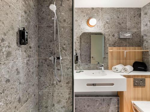 a bathroom with a shower and a sink at ibis Styles Annecy Centre Gare in Annecy