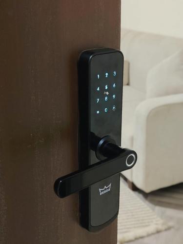 a black remote control attached to a wall at Sukoon Buraydah سكون بريدة in Buraydah