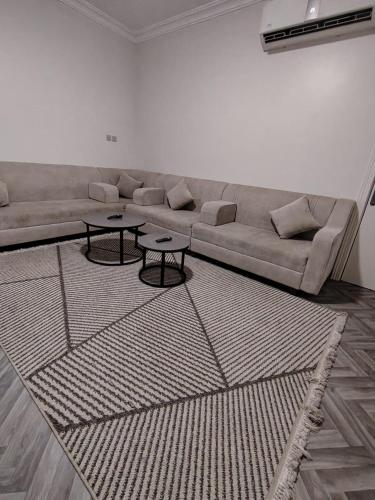 a living room with a couch and a table at Sukoon Buraydah سكون بريدة in Buraydah