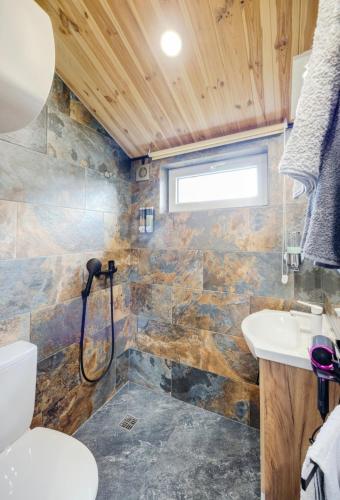 a bathroom with a toilet and a sink at Gästehaus "Säntis" in Carnikava