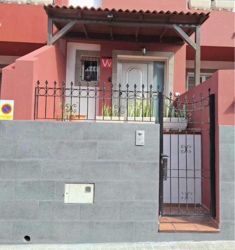 a house with a gate in front of it at Villa Florymar a 12 minutos del aeropuerto in Ingenio