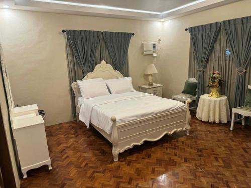 a bedroom with a large white bed in a room at Fuji sleeps 16-18 in Angeles