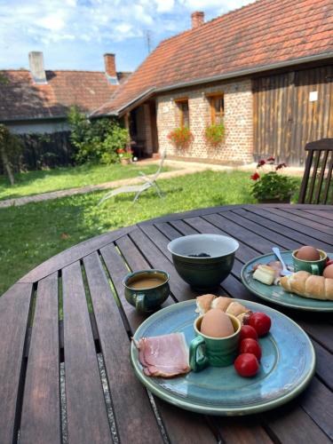 a wooden table with two plates of food on it at Anna Lak in Magyarszombatfa