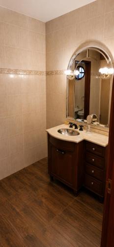 a bathroom with a sink and a mirror at Monoambiente in Ezpeleta