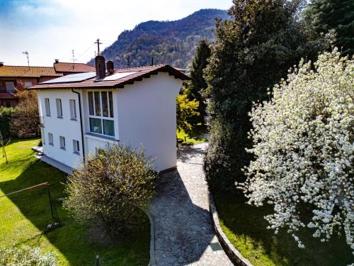 an aerial view of a white house with flowering trees at La Casetta di Renzo e Lucia in Olginate