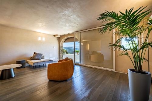 a living room with a chair and a plant at YD exclusive design villa Agati in Castiglion Fiorentino