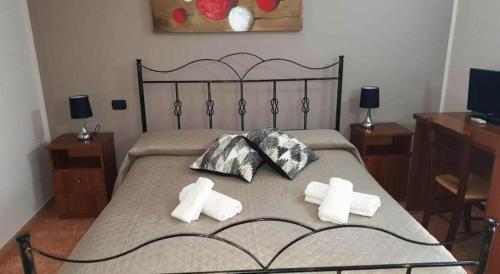 a bedroom with a bed with two towels on it at Hotel Ristorante L'Orizzonte in Le Castella