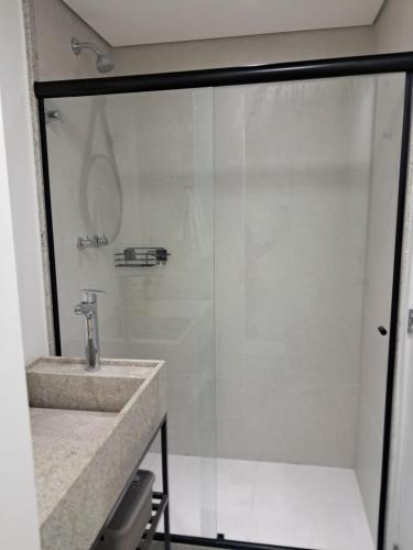 a bathroom with a glass shower with a sink at Grand Reserva Granja Brasil in Araras Petropolis