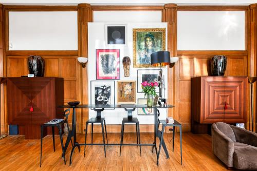 Par056 - Mansion-Style Apartment by Parc Monceau