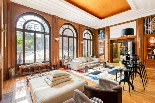 Par056 - Mansion-Style Apartment by Parc Monceau