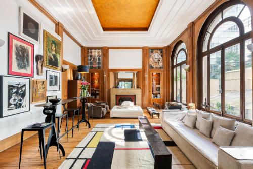 Par056 - Mansion-Style Apartment by Parc Monceau