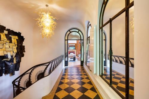 Par056 - Mansion-Style Apartment by Parc Monceau