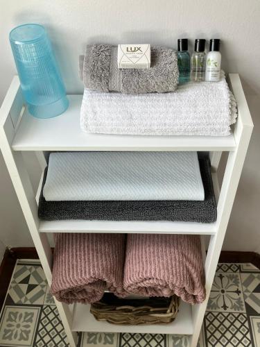 a white shelf with towels and a blue glass at The Cross Keys in Worthington