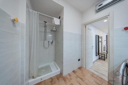 a bathroom with a shower and a walk in shower at Historic Hub - Crociere a 10 min - AC - WiFi Gratis in Savona