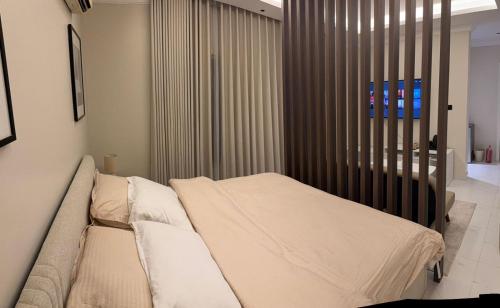 ein Schlafzimmer mit einem Bett in einem Zimmer in der Unterkunft Sar studio in Khobar