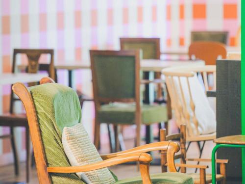 a group of chairs sitting in a room at greet hôtel Annecy Cran-Gevrier by Accor in Annecy