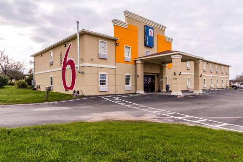 Motel 6-Jourdanton, TX – Photos 2