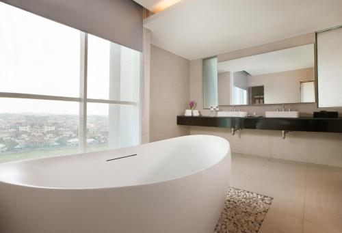 Koupelna v ubytování Hotel Santika Radial Palembang