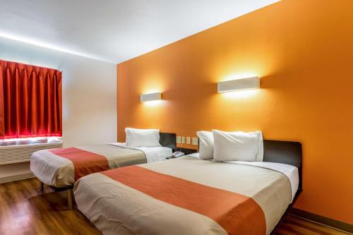 Postel nebo postele na pokoji v ubytování Motel 6-Jourdanton, TX