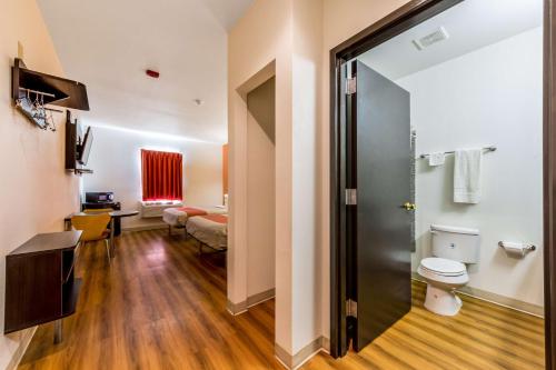 Koupelna v ubytování Motel 6-Jourdanton, TX